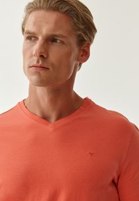 TATUUM LUCK - T-Shirt basic - bright red