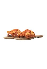 Sandalice s otvorenim prstima, izrađene od tkane narančaste i žute vlaknaste materije, s dekorativnim resicama, postavljene na teksturiranu bež podlogu.