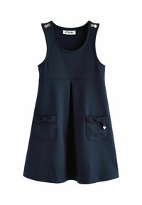 Marineblauwe mouwloze jurk met een plooien, knoopdetails op de schouderbanden en twee voorzakken met strikaccenten en een hartcharme detail.