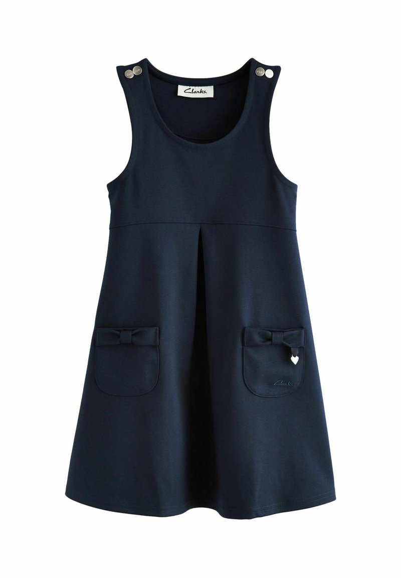 Marineblauwe mouwloze jurk met een plooien, knoopdetails op de schouderbanden en twee voorzakken met strikaccenten en een hartcharme detail.