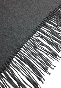 Gr�å uldscarf med frynser, der viser en blød tekstur og ensartet farve, designet uden mønstre eller yderligere hardware.