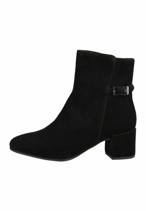 Stivaletto in camoscio nero con tacco a blocco e cinturino laterale con fibbia su sfondo bianco semplice.