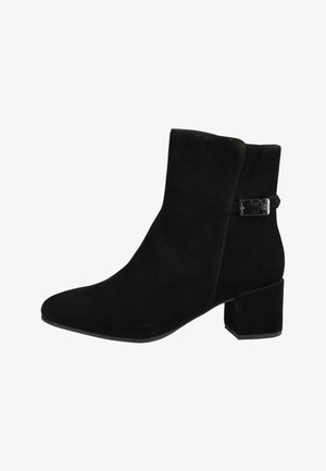 Stivaletto in camoscio nero con tacco a blocco e cinturino laterale con fibbia su sfondo bianco semplice.