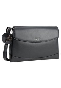 Borsa a spalla in pelle nera con chiusura a pattina, dettaglio di cuciture curve, logo in argento e charm portachiavi rimovibile.