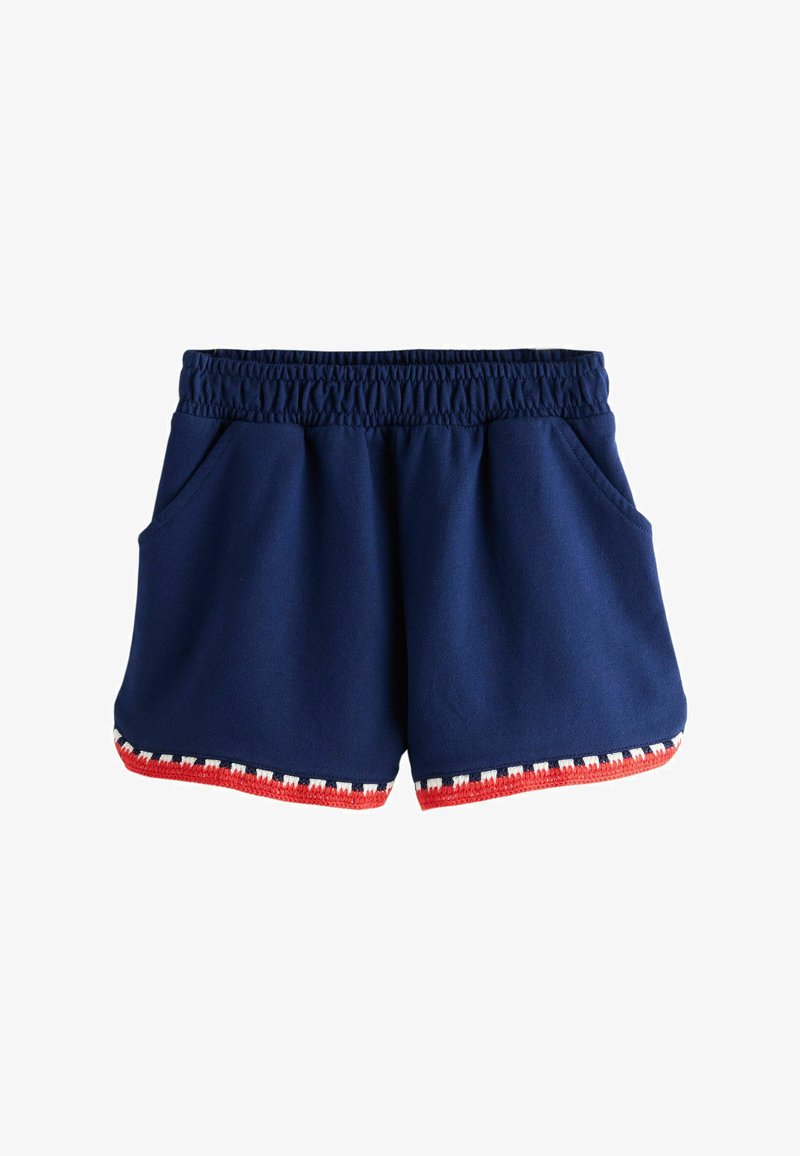 Shorts bleu marine avec taille élastique, poches latérales et bordure rouge, blanche et bleue le long de l'ourlet inférieur.