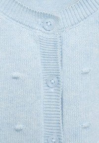 Ljusblå stickad cardigan med en ribbad krage, strukturerat mönster och fem runda blå knappar fram.