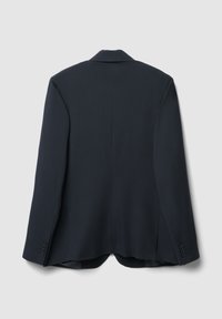 Blazer navy con revers a punta, con doppie ventole posteriori e polsini a un bottone. Presenta un tessuto liscio e una vestibilità su misura.