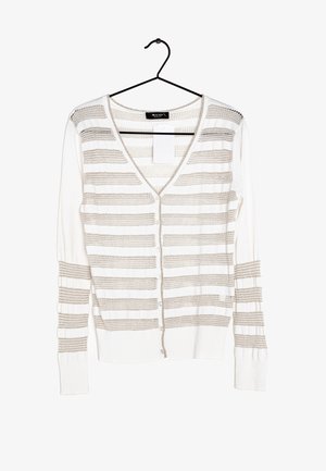 Cardigan blanc boutonné avec des rayures horizontales beiges texturées, manches longues et col en V, présenté sur un cintre noir.