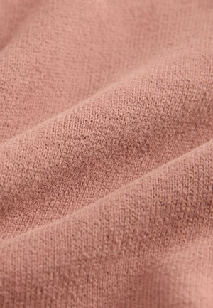 Měkká, texturovaná látka v jemně růžovém odstínu s jemným pleteným vzorem, který ukazuje nenápadné variace v odstínu a detailu stehů.