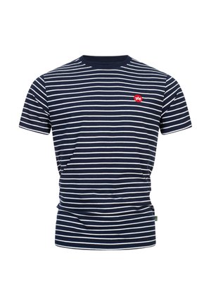 Marinblå t-shirt med kort ärm och vita horisontella ränder. Har en liten röd logotyp på vänster bröst. Tillverkad av mjukt bomullstyg.