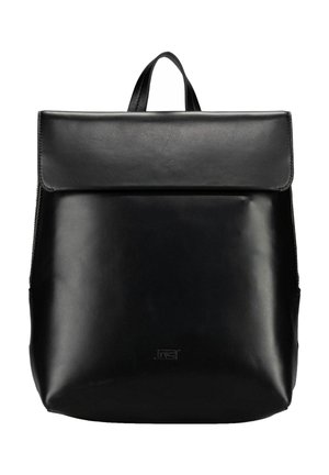 Sac à dos en cuir noir avec poignée supérieure et rabat pliant, texture lisse, design minimaliste et logo de marque embossé subtil sur le devant.