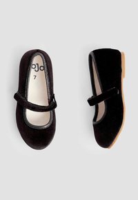 Scarpe Mary Jane in velluto nero con punta arrotondata, dotate di cinturino, soletta imbottita e suola in gomma marrone chiaro. Taglia 7 segnato all'interno.
