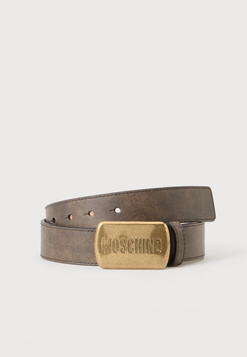 Ceinture en cuir marron enroulée avec une grande boucle rectangulaire dorée embossée du nom de la marque Moschino.
