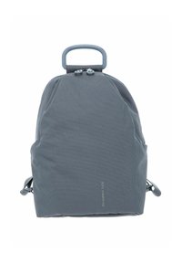 Sac à dos gris avec une finition texturée, de forme incurvée, une poignée supérieure et des bretelles réglables. Il possède des fermetures à bouton double et un branding subtil.