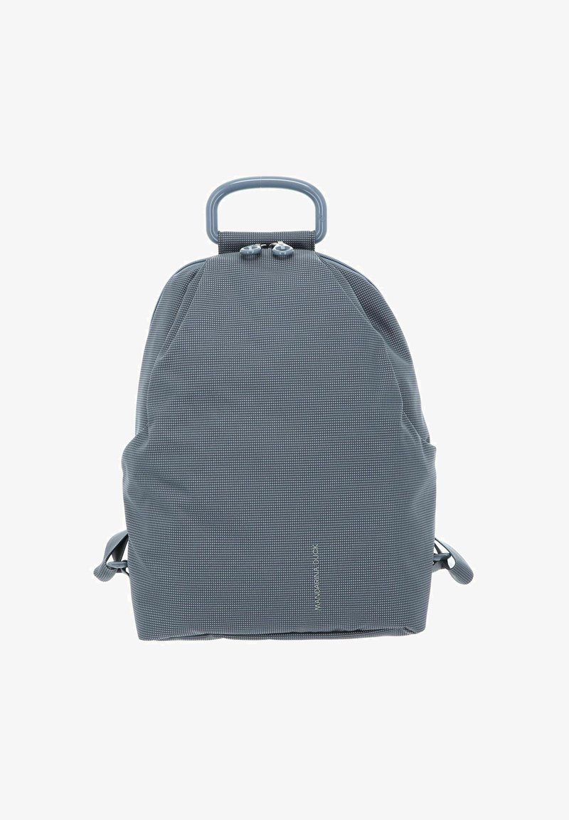 Sac à dos gris avec une finition texturée, de forme incurvée, une poignée supérieure et des bretelles réglables. Il possède des fermetures à bouton double et un branding subtil.