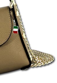 Goldfarbene synthetische Handtasche mit Kettenriemen, die einen kleinen Charm der italienischen Flagge und eine strukturierte Oberfläche aufweist. Kompaktes Design mit schwarzem Besatz.