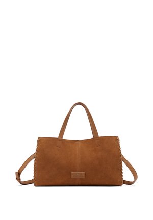 Borsa a mano in camoscio marrone con bordi cuciti, due manici e tracolla removibile su sfondo bianco.