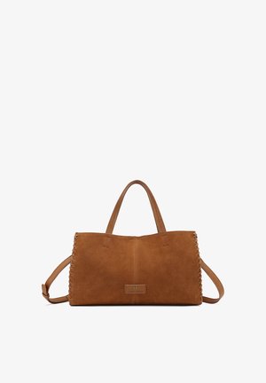 Borsa a mano in camoscio marrone con bordi cuciti, due manici e tracolla removibile su sfondo bianco.