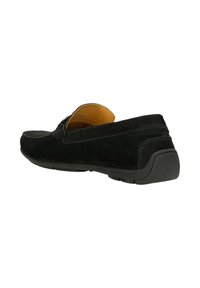 Zwarte suède instapper met een ronde neus, gestikte accenten en een rubberen zool. Heeft een slip-on ontwerp en een gestructureerde afwerking.