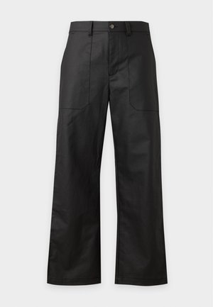 Pantalon noir à jambes larges avec poches plaquées devant, passants de ceinture et fermeture par bouton à la taille, présenté sur un fond uni.