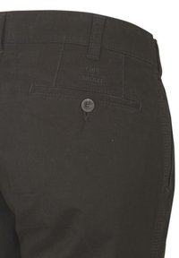 Zwarte katoenen broek met een gladde textuur, voorzien van een knoopsluiting en een label "CLUB CONCEPT" zichtbaar op de achterkant van de tailleband.