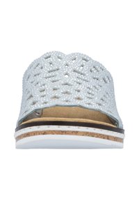 Hellblaue Rutschen-Sandale mit ausgeschnittenem Design, strukturiertem Obermaterial, Kork-Zwischensohle und weißer Gummi-Außensohle. Offene Zehen und Ferse für einfaches An- und Ausziehen.