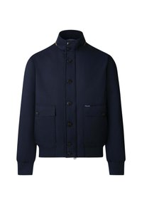 Chaqueta azul marino con cuello alto, cierre de botones y dos bolsillos frontales con solapa. Presenta puños acanalados y una sutil etiqueta de marca.