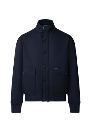 Veste bleu marine avec un col montant, fermeture par bouton et deux poches à rabat à l'avant. Présente des poignets côtelés et une étiquette de marque discrète.
