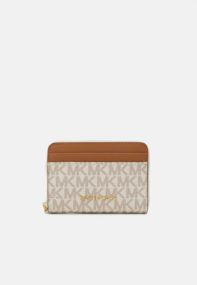 Portafoglio in pelle con corpo in tela beige decorato da un motivo ripetuto "MK", un accento in pelle marrone e un dettaglio con logo dorato. Chiusura con zip.