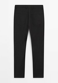 Zwarte, slim-fit broek gemaakt van een gladde, geweven stof. Bevat twee achterzakken met een nette afwerking en zonder zichtbare hardware of accenten.
