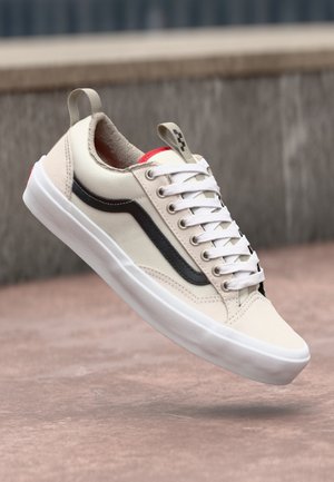 OLD SKOOL 36 + UNISEX - Chaussures de skate - antique white/black