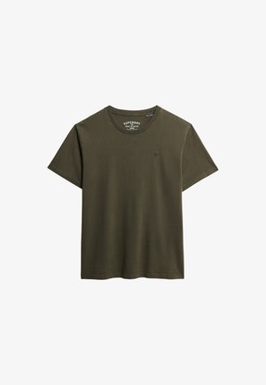 Camiseta de algodón verde oliva de manga corta y cuello redondo, con un pequeño logo bordado en el lado izquierdo del pecho y etiqueta impresa en el interior.