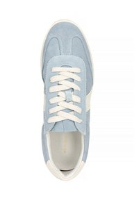 Sneaker in camoscio azzurro chiaro con lacci bianchi e suola in gomma. Presenta una punta arrotondata, cuciture decorative e il logo all'interno della scarpa.
