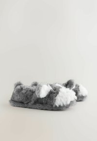 Pantofole in peluche grigie e bianche con una texture morbida e pelosa e forma arrotondata, con dettagli a forma di orecchie di gatto sul davanti.
