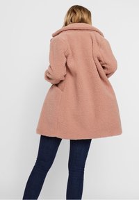 Vero Moda Abrigo de invierno - light pink