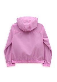 Jasnoróżowa wodoodporna kurtka z kapturem, elastycznymi mankietami i dołem. Gładka faktura, prosty design, bez widocznych logo ani zdobień.