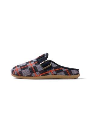 Zapatilla sin talón con suela marrón, tela de cuadros gris y naranja, y una correa negra con hebilla metálica en la parte superior.