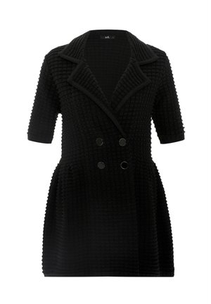 Cappotto nero con texture, design doppiopetto, maniche corte e collo prominente. Presenta dettagli con bottoni e una vestibilità strutturata.