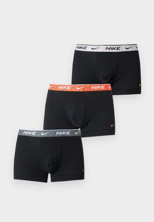 Τρία ζευγάρια μαύρα boxer της Nike με ελαστικές μέσες σε λευκό, πορτοκαλί και γκρι χρώμα, με το λογότυπο της Nike σε κάθε ένα.
