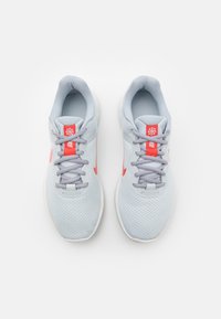 Nike Performance W NIKE REVOLUTION 6 - Tenisice za cestovno trčanje - pure platinum/light crimson/wolf grey/summit white