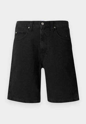 Juodi džinsiniai šortai su priekinėmis sagomis, užtrauktuku, diržo kilpomis ir penkių kišenių dizainu, atvaizduoti ant paprasto balto fono.