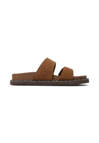 Sandales glissantes marron avec deux larges sangles, une semelle plate en caoutchouc et des détails en métal le long du bord. Matériau à texture lisse.
