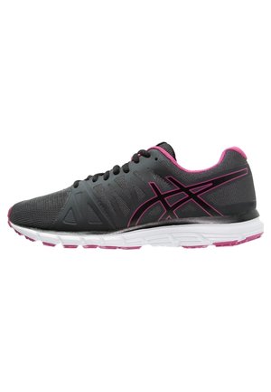 Scarpe sportive nere con design in rete, dettagli rosa e suola bianca. Presentano lacci e sovrapposizioni testurizzate per supporto e traspirabilità.