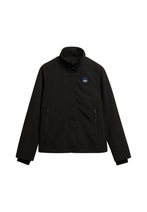Chaqueta negra con cuello alto, cremallera frontal y dos bolsillos laterales con cremallera. Está hecha de un material suave y ligero. Presenta un logo en el pecho.