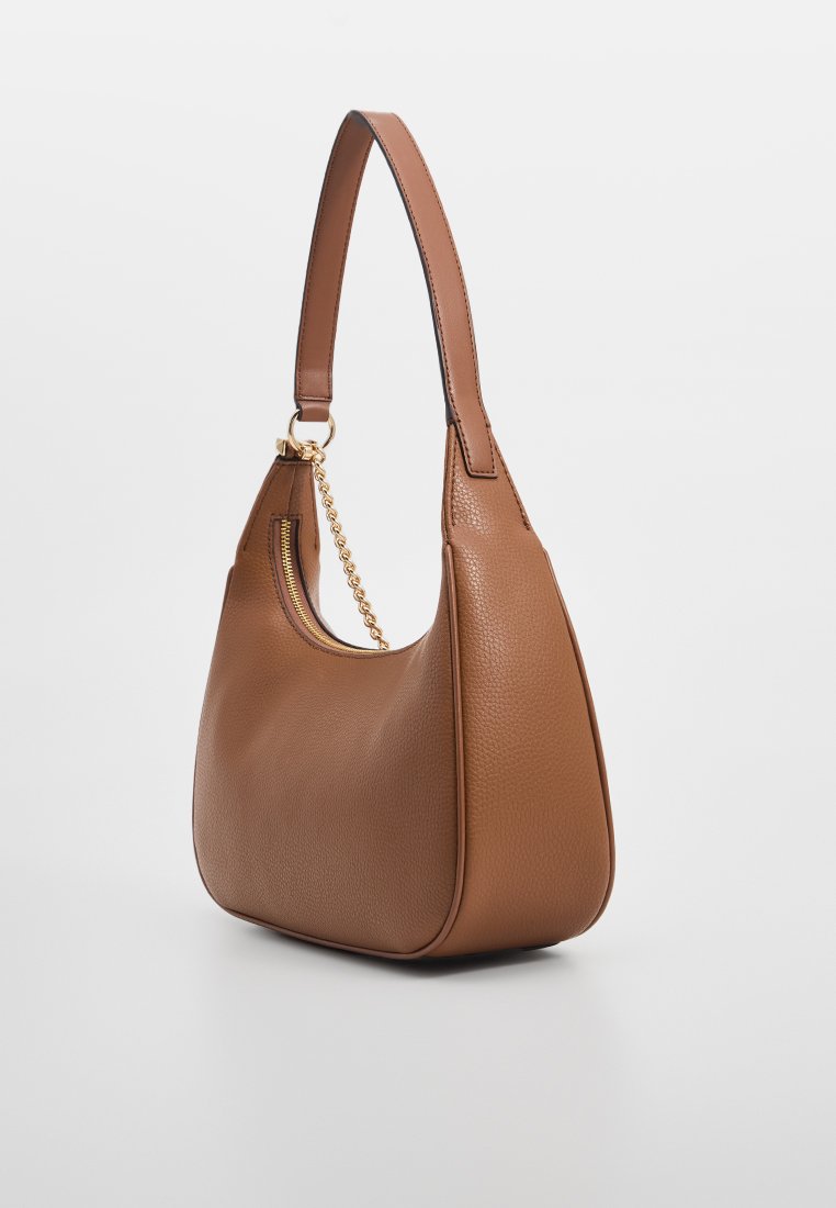 Borsa a spalla in pelle marrone con forma rotonda, superficie texturizzata e dettaglio in catena dorata sulla tracolla. Presenta una chiusura a zip superiore.