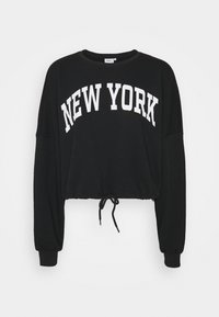 Czarny skrócony sweatshirt z miękkiego materiału, z długimi rękawami i okrągłym dekoltem, z białym napisem "NEW YORK" nadrukowanym na przodzie.