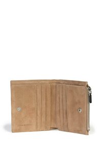 Cartera de ante en color beige con múltiples compartimentos para tarjetas, un compartimento con cierre y acentos de hardware en plata. Textura suave y diseño minimalista.