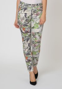 Pantalones con estampado floral en tejido ligero, que presentan una mezcla de verdes, morados y acentos naranjas, con un corte ajustado y un diseño de longitud hasta el tobillo.