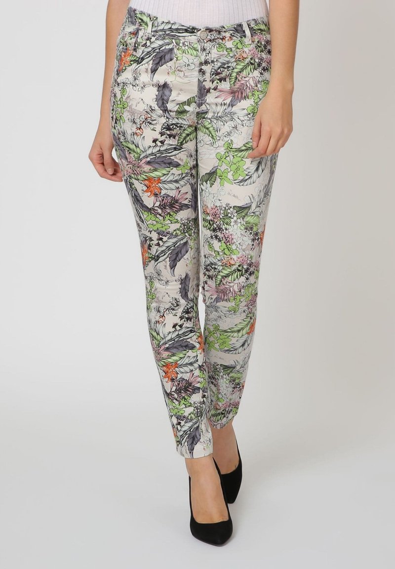 Pantalones con estampado floral en tejido ligero, que presentan una mezcla de verdes, morados y acentos naranjas, con un corte ajustado y un diseño de longitud hasta el tobillo.