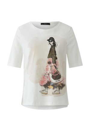 Chemise blanche à manches courtes avec une illustration style aquarelle d'une femme portant des lunettes de soleil, une casquette, une jupe à motifs et un sac à main.